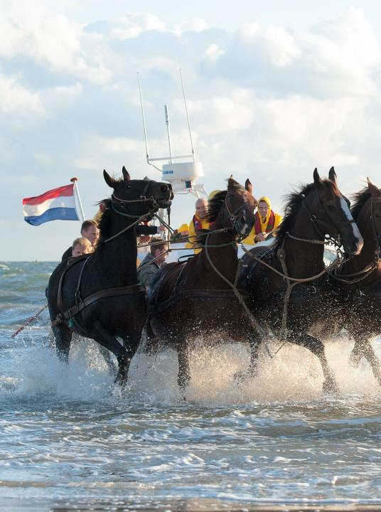 Demonstration horse-drawn rescue boat - VVV Ameland - Wadden.nl